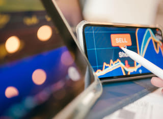 Händler in mehreren Märkten, der Bitcoin-, Ethereum- und Forex-Optionen analysiert